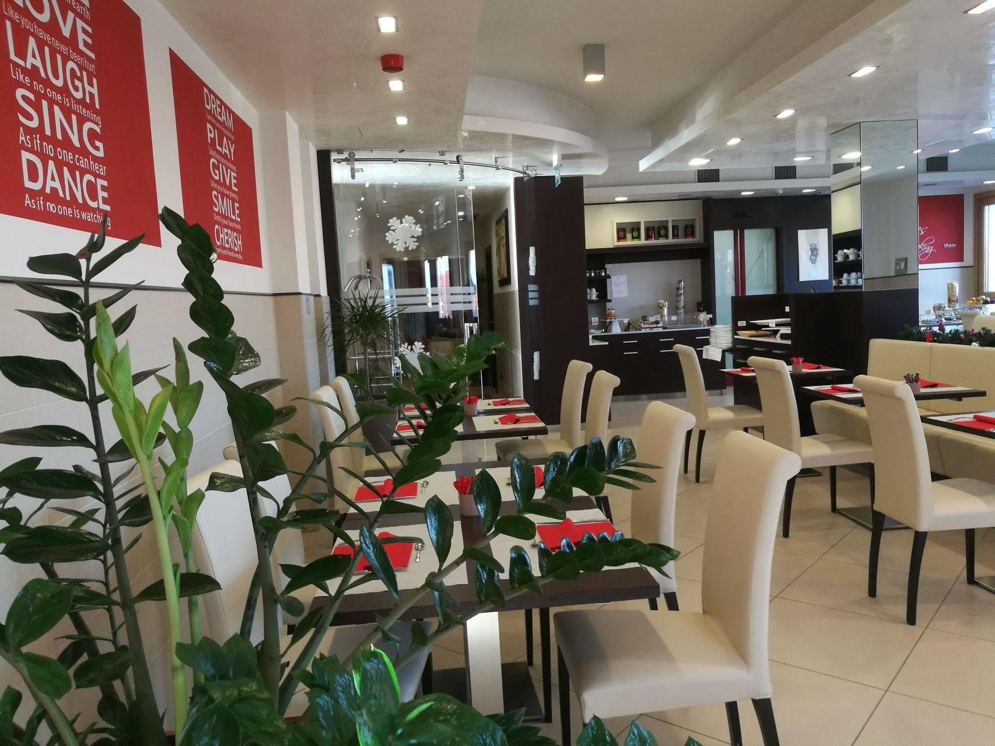 凯若斯加尔达酒店 卡斯特努沃德加尔达 外观 照片